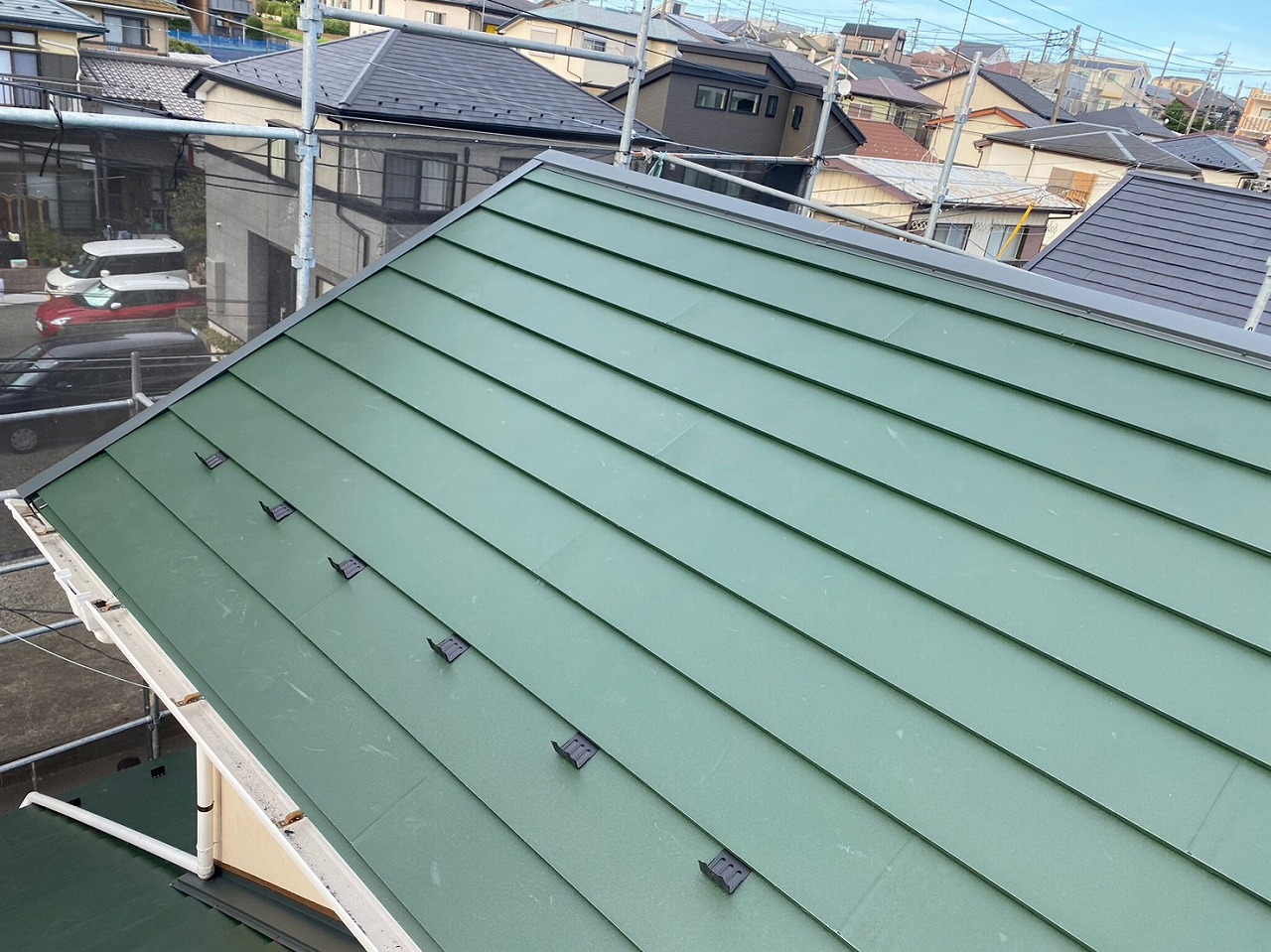 スレート屋根から横暖ルーフを使った屋根カバー工事を行いました！川口市屋根カバー工事　横暖ルーフαｓ　ニチハ　センタールーフ　スレートボロボロ　ガルバリウム鋼板　